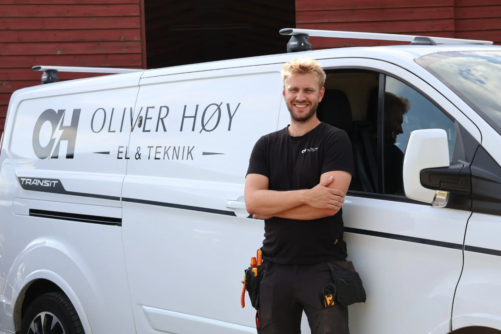 Oliver Høy ved sin firmabil
