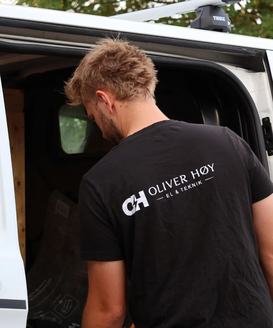 Oliver Høy ved sin varebil — elektriker i Hadsten